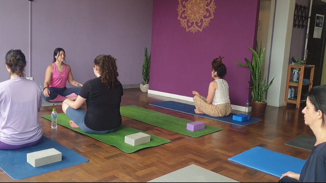 Alunos em meditação sentada durante a aula