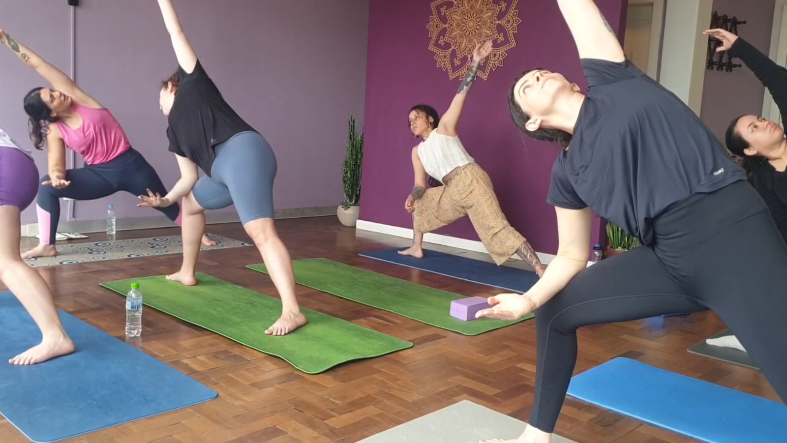 Jess conduzindo uma aula de Hatha yoga no estúdio