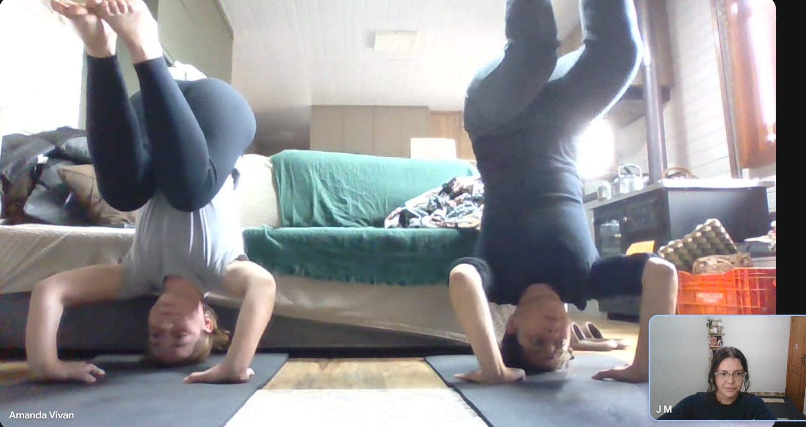 Aula de yoga online ao vivo pelo Google Meet com a Jess